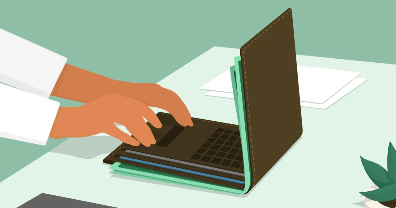 Ręce piszą na klawiaturze laptopa, tworząc nowy wpis na blog internetowy.