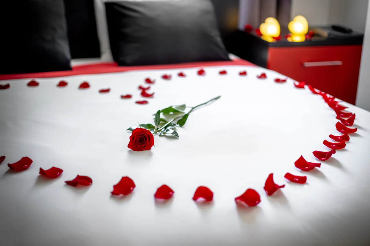 Romantyczna kobieta śpiąca z uśmiechem, księżyc w oknie