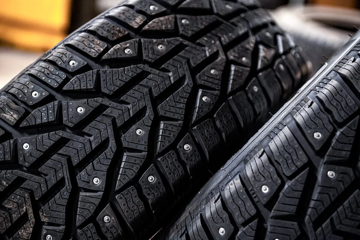 opona z kolcami zbliżenie