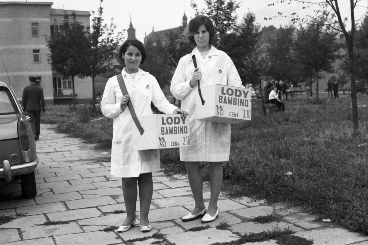 Stara cukiernia Warszawa Lardelli lub lody Bambino PRL