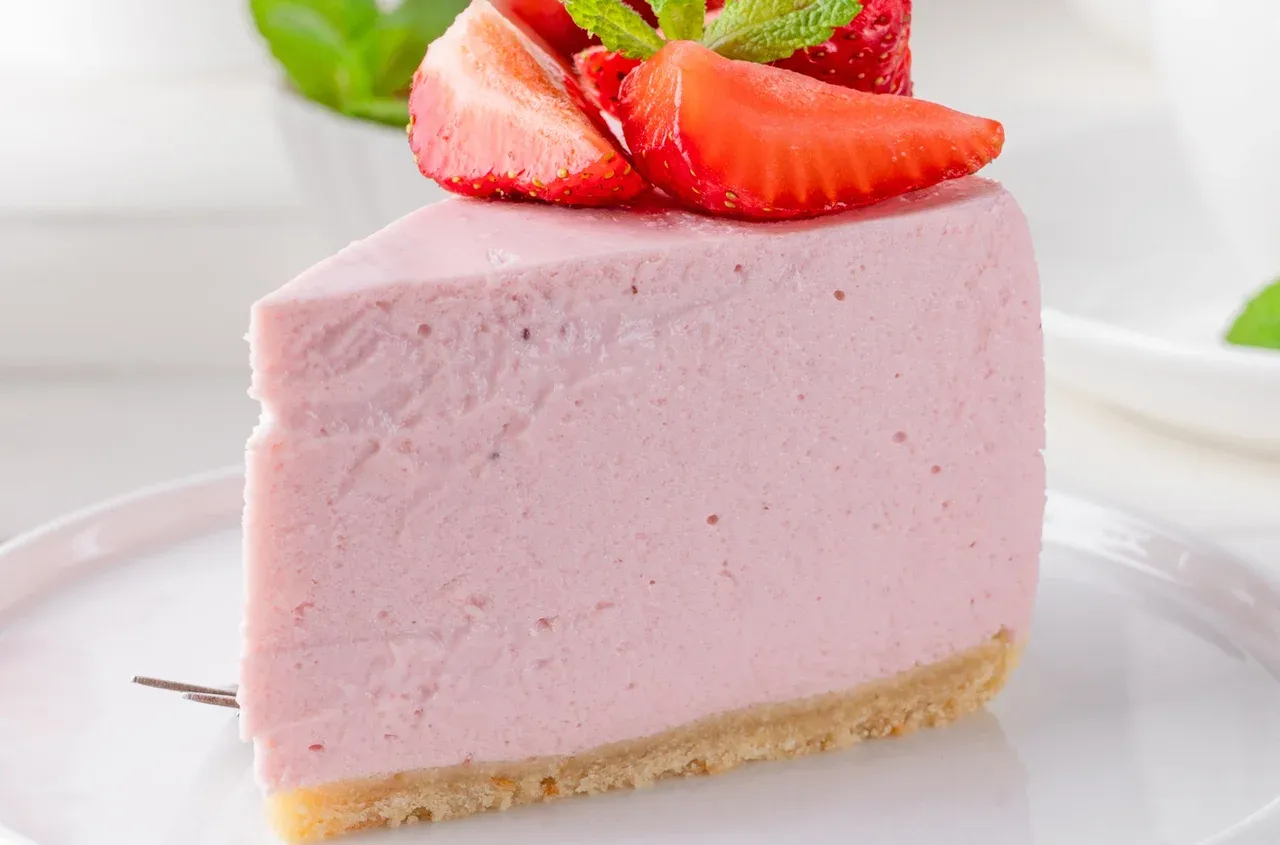 sernik jak chmurka udekorowany owocami