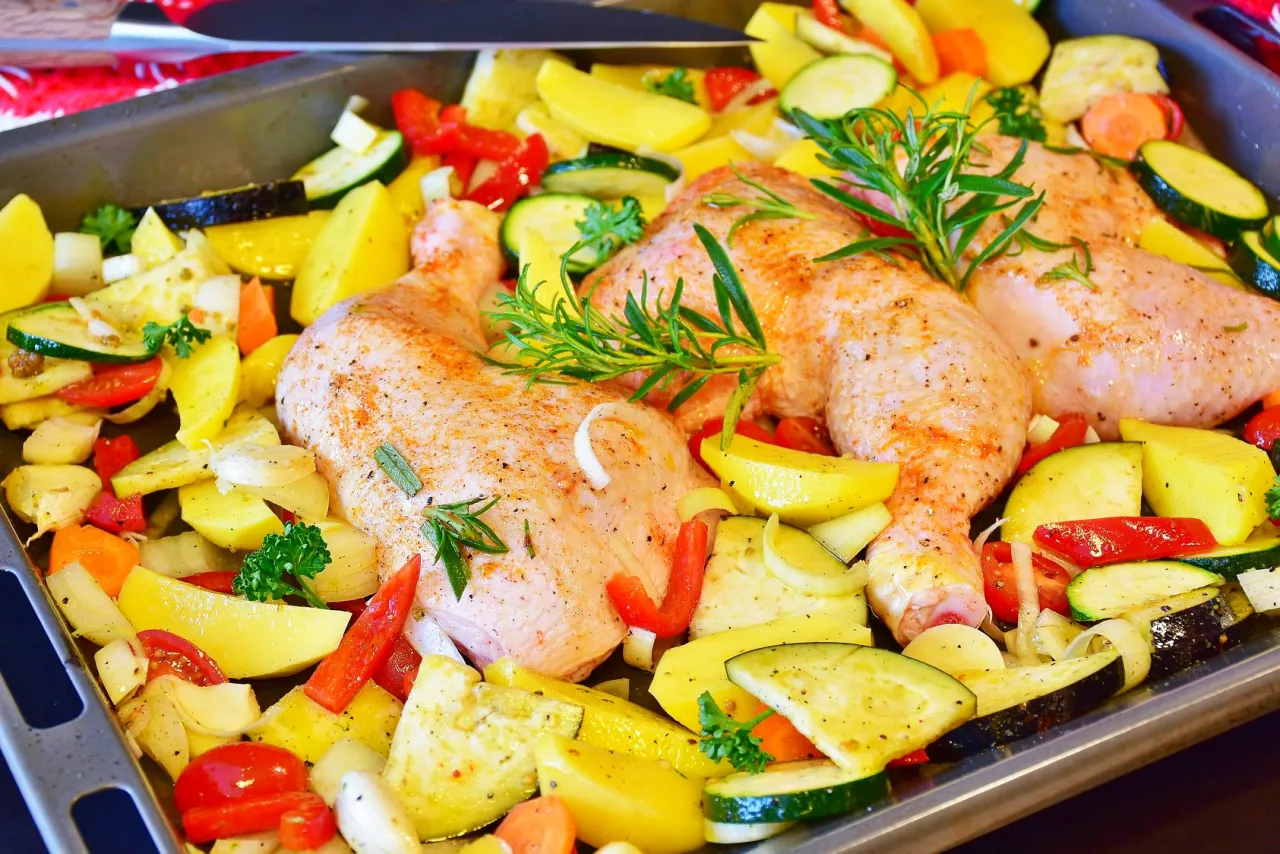 Pieczenie udek kurczaka z warzywami w piekarniku