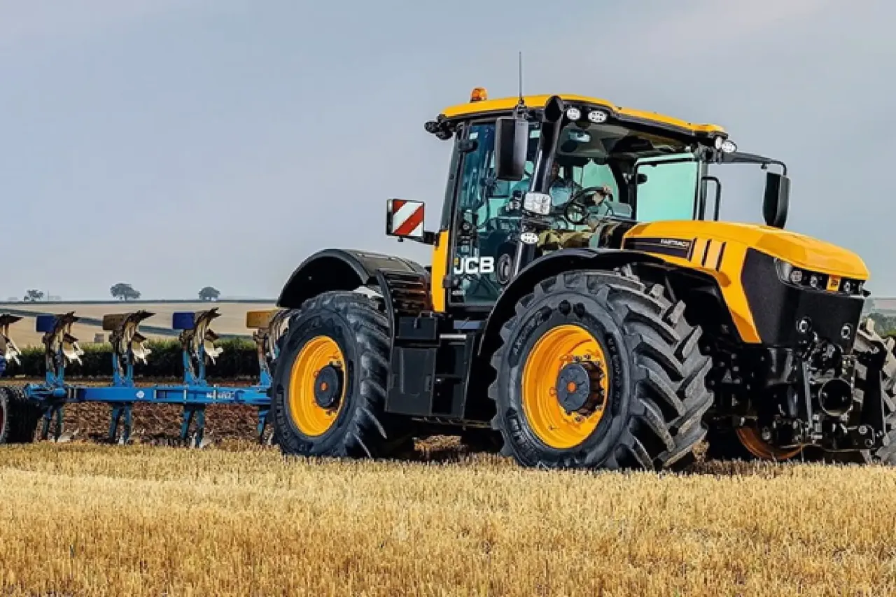 maszyny rolnicze i budowlane w pracy