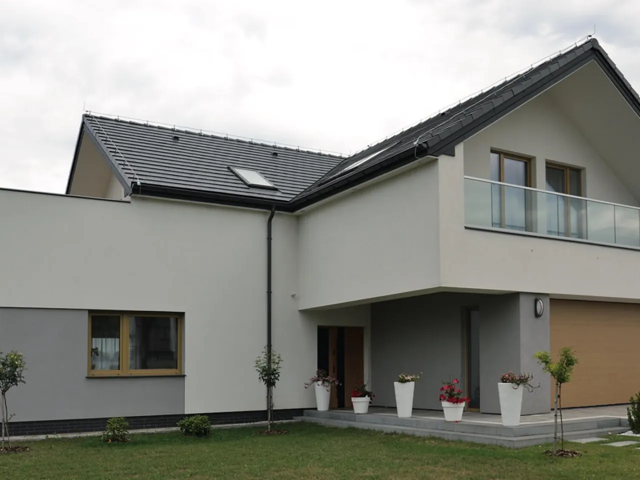 inspiracje elewacje domów nowoczesne klasyczne połączenie materiałów