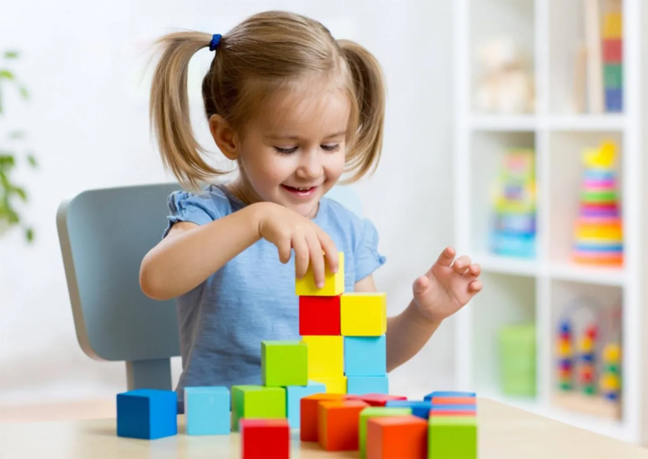 dziecko bawiące się klockami
