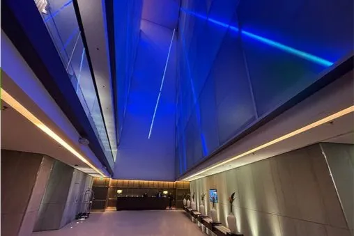 SIDE Hotel Hamburg Atrium Lichtinstallation