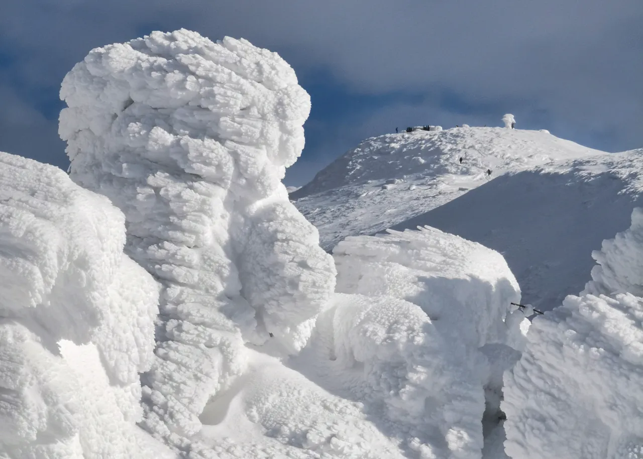 Babia Góra zimą raki śnieg