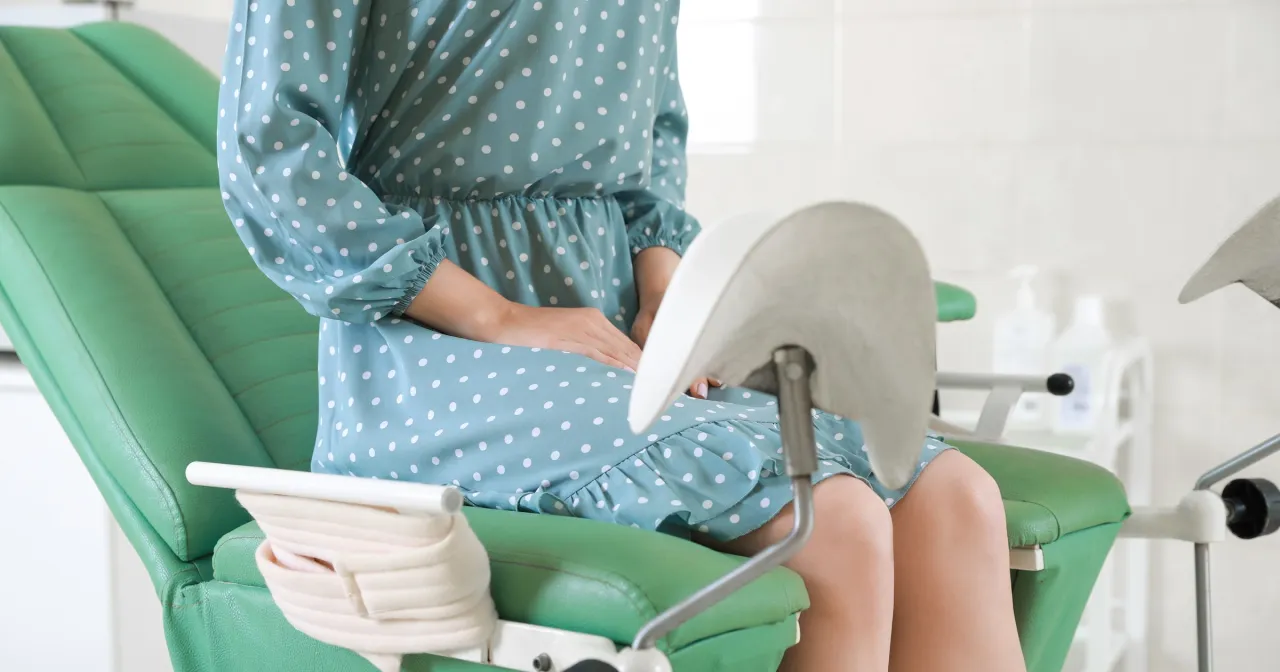 Dziewczyna w grochy siedzi na fotelu ginekologicznym. Czy 16 latek może sam iść do lekarza? Tak, to normalne.