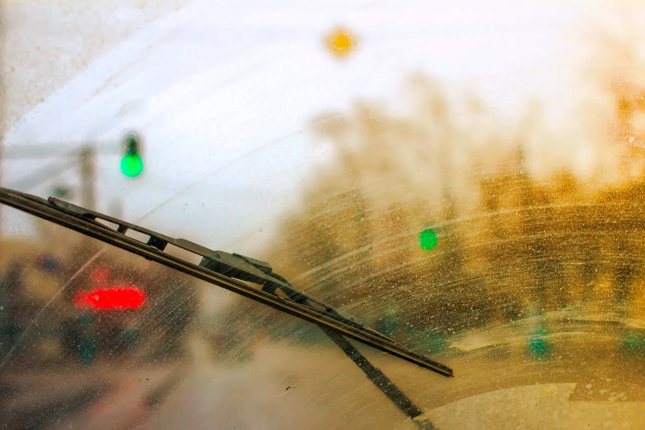 uszkodzona szyba samochodowa od ramienia wycieraczki