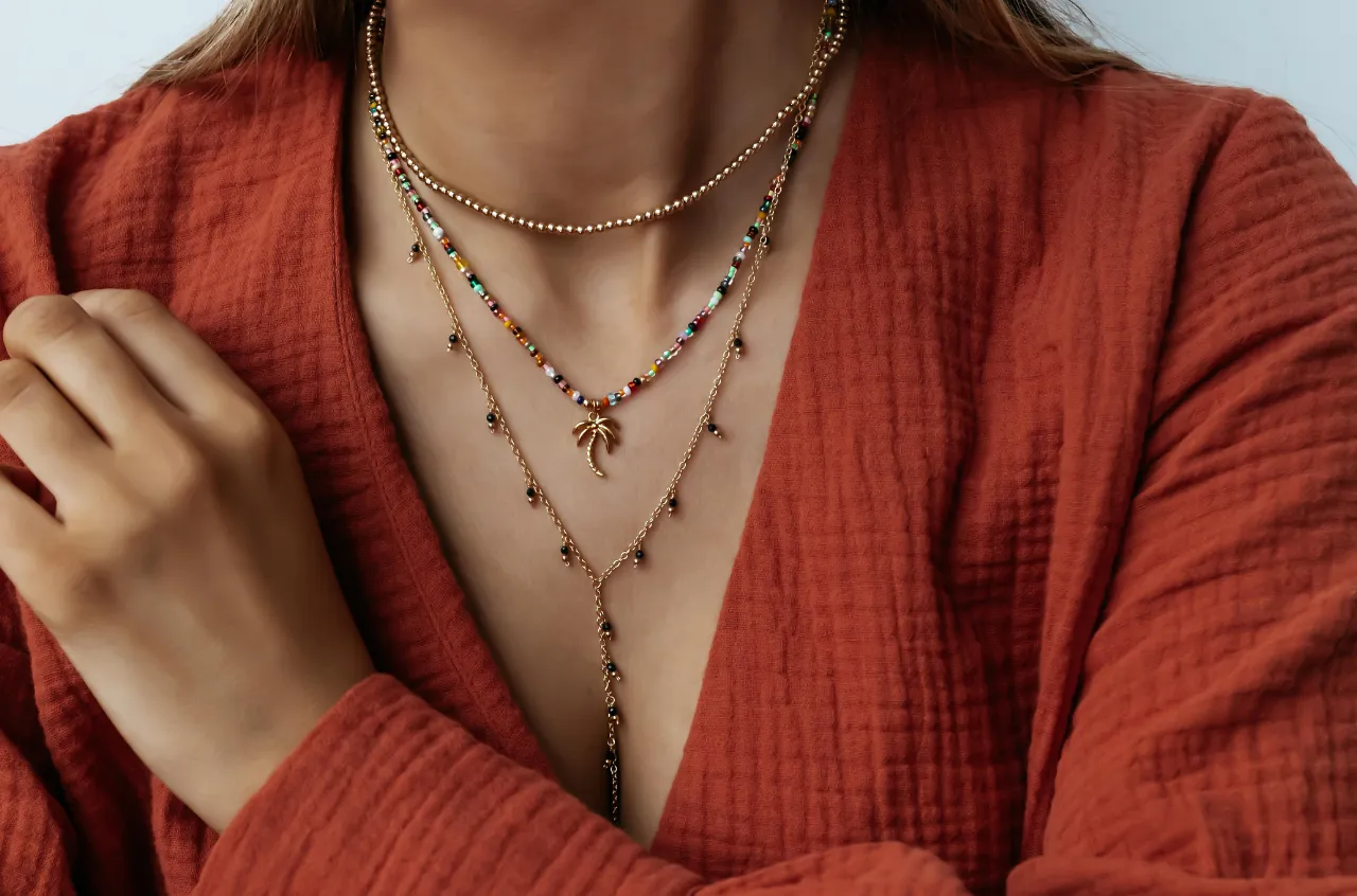 różne dekolty V płytkie i głębokie z dopasowanymi naszyjnikami