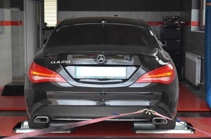 samoch&oacute;d na hamowni przed i po chip tuningu