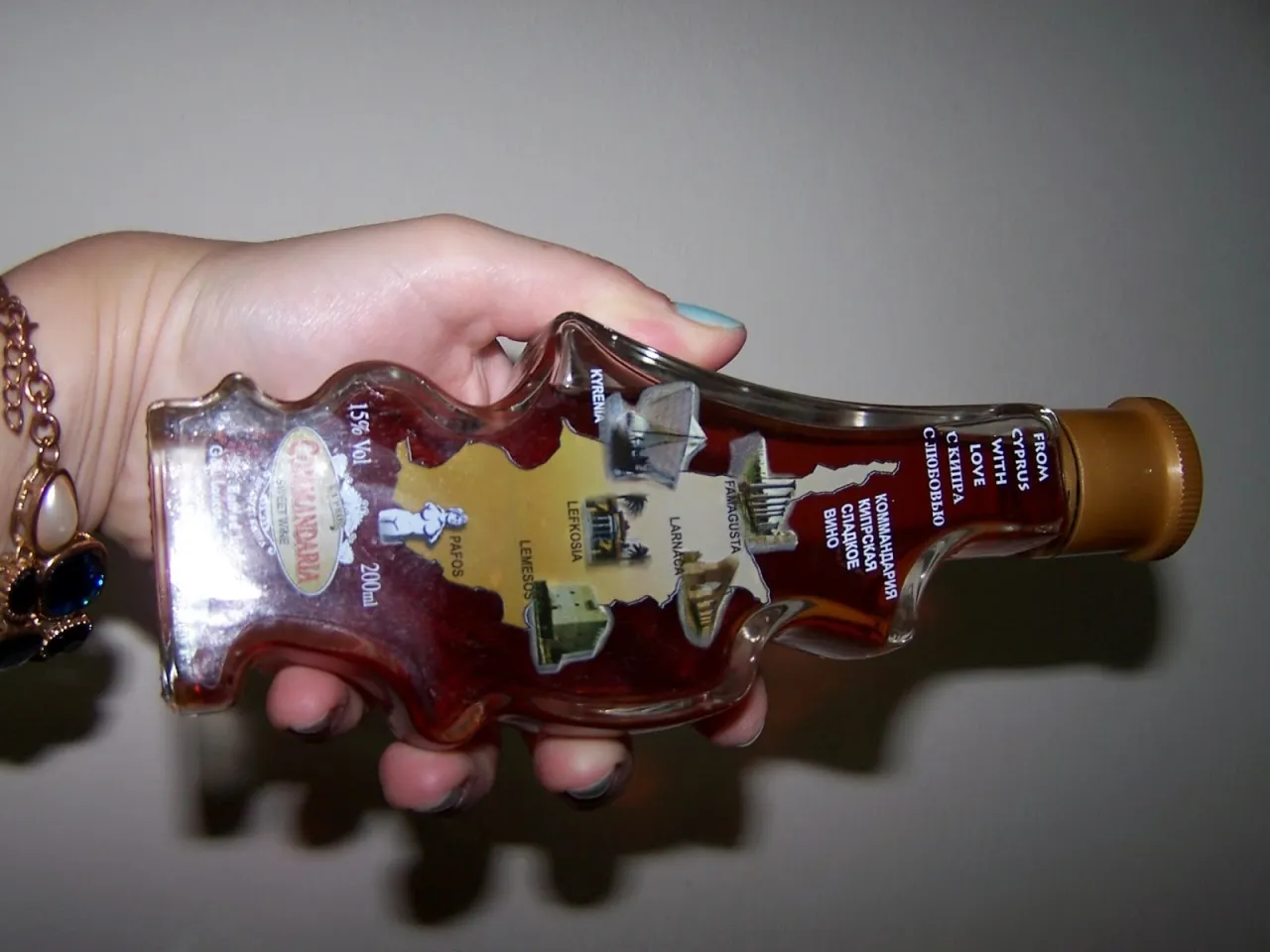 Butelka Commandaria, słodkiego wina z Cypru, z mapą wyspy i napisami po angielsku i rosyjsku. Idealny pomysł, co warto przywieźć z Cypru.