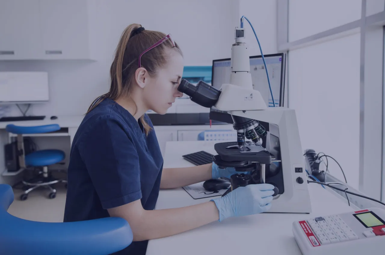 badanie nasienia mikroskop laboratoryjny