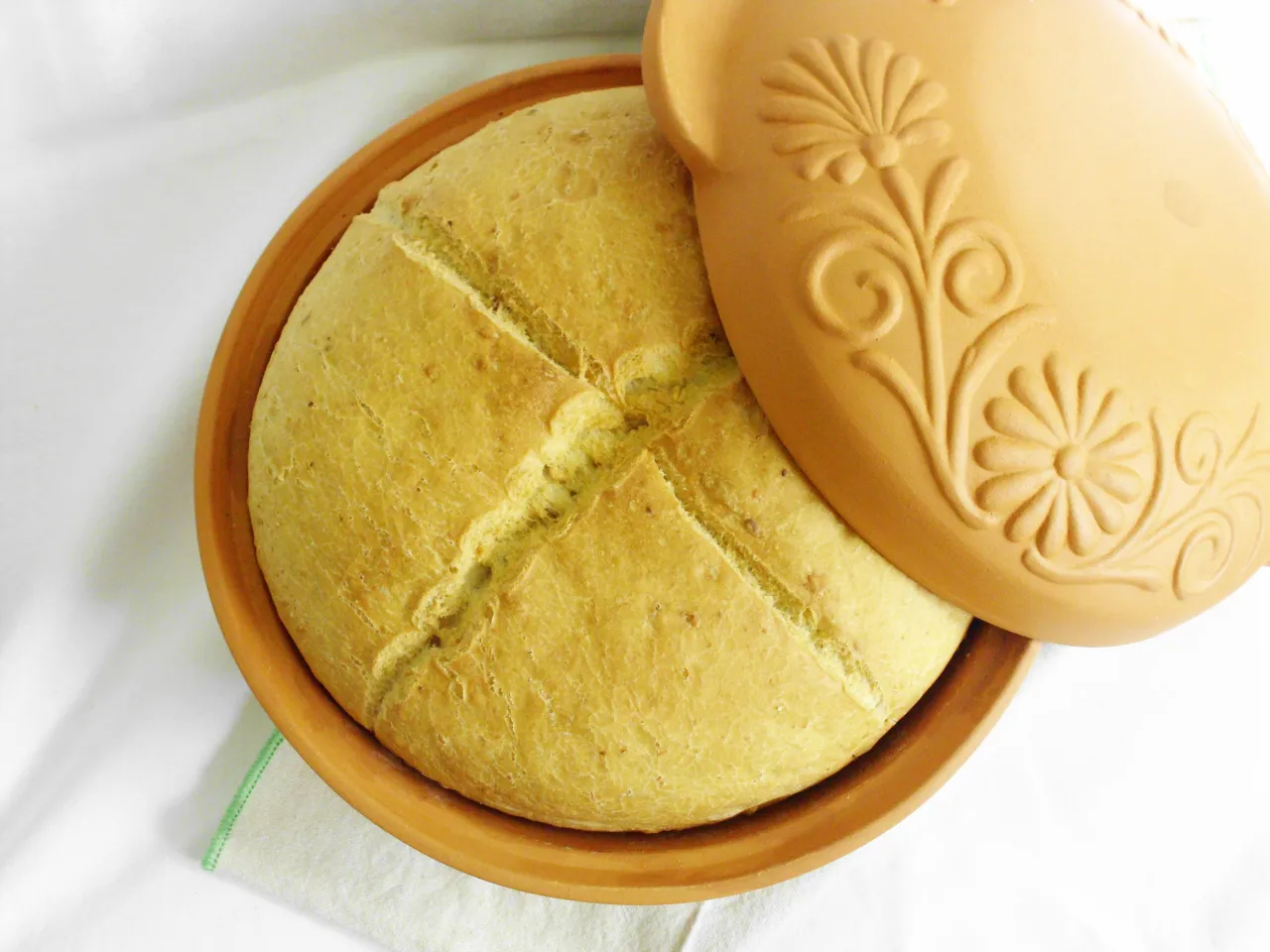 domowy chleb w garnku, świeży bochenek