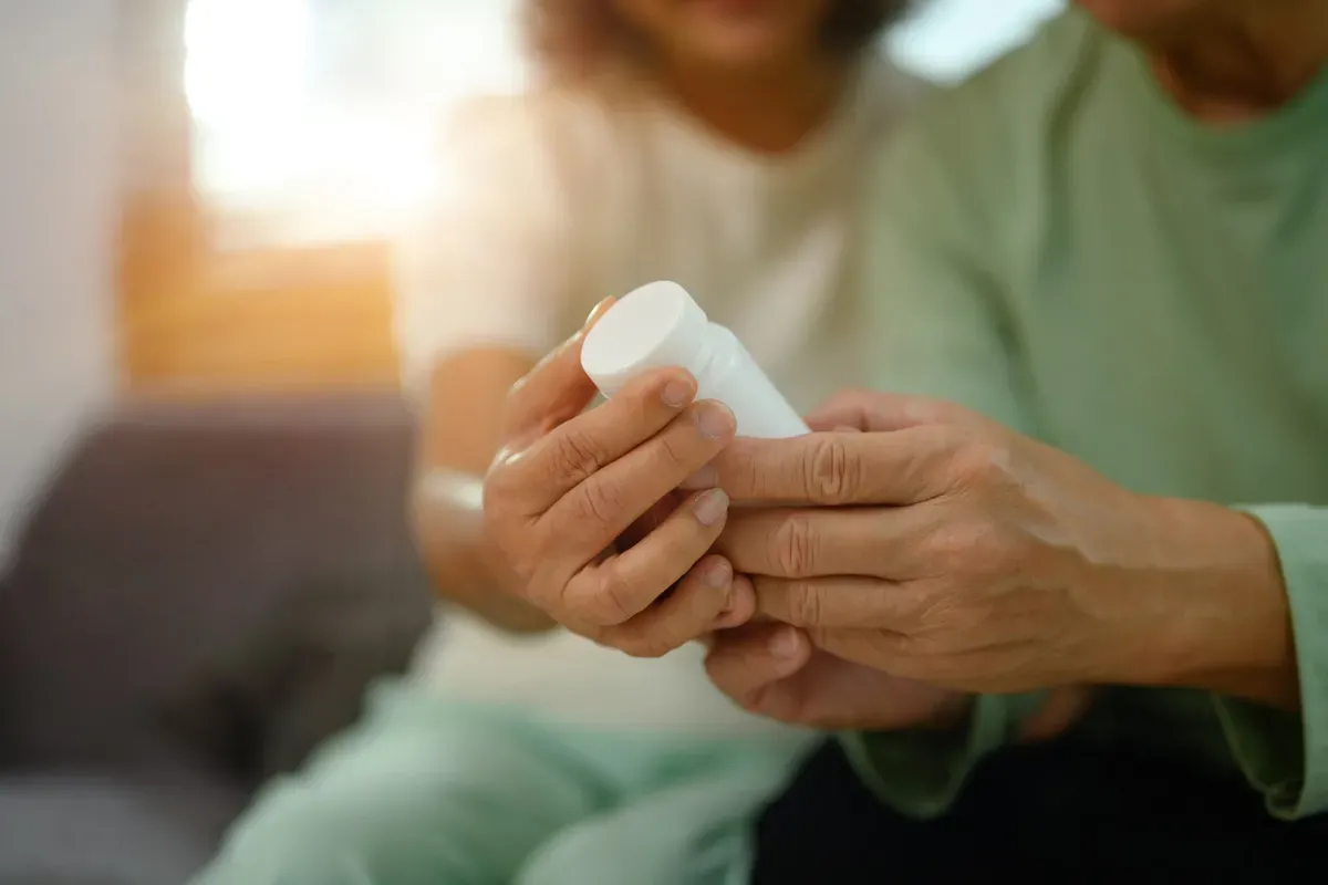 senior i dziecko z lekarzem, bezpłatne leki