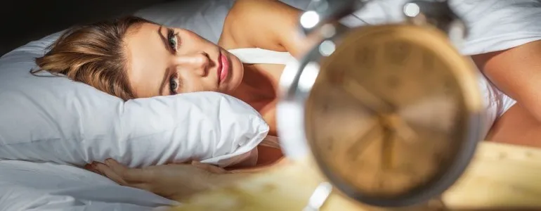 osoba śpiąca niespokojnie, bezsenność