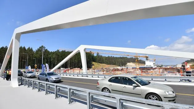 Samoch&oacute;d na drodze Mierzeja Wiślana