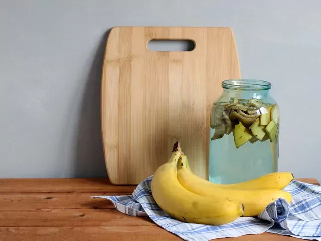 Składniki do domowych nawozów (skórki banana, drożdże, pokrzywa)