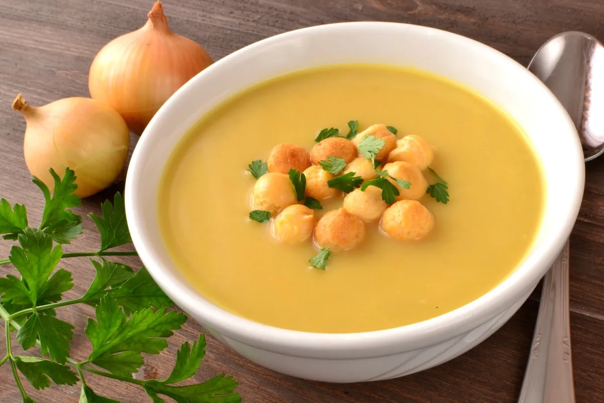 r&oacute;żne przyprawy do zupy cebulowej