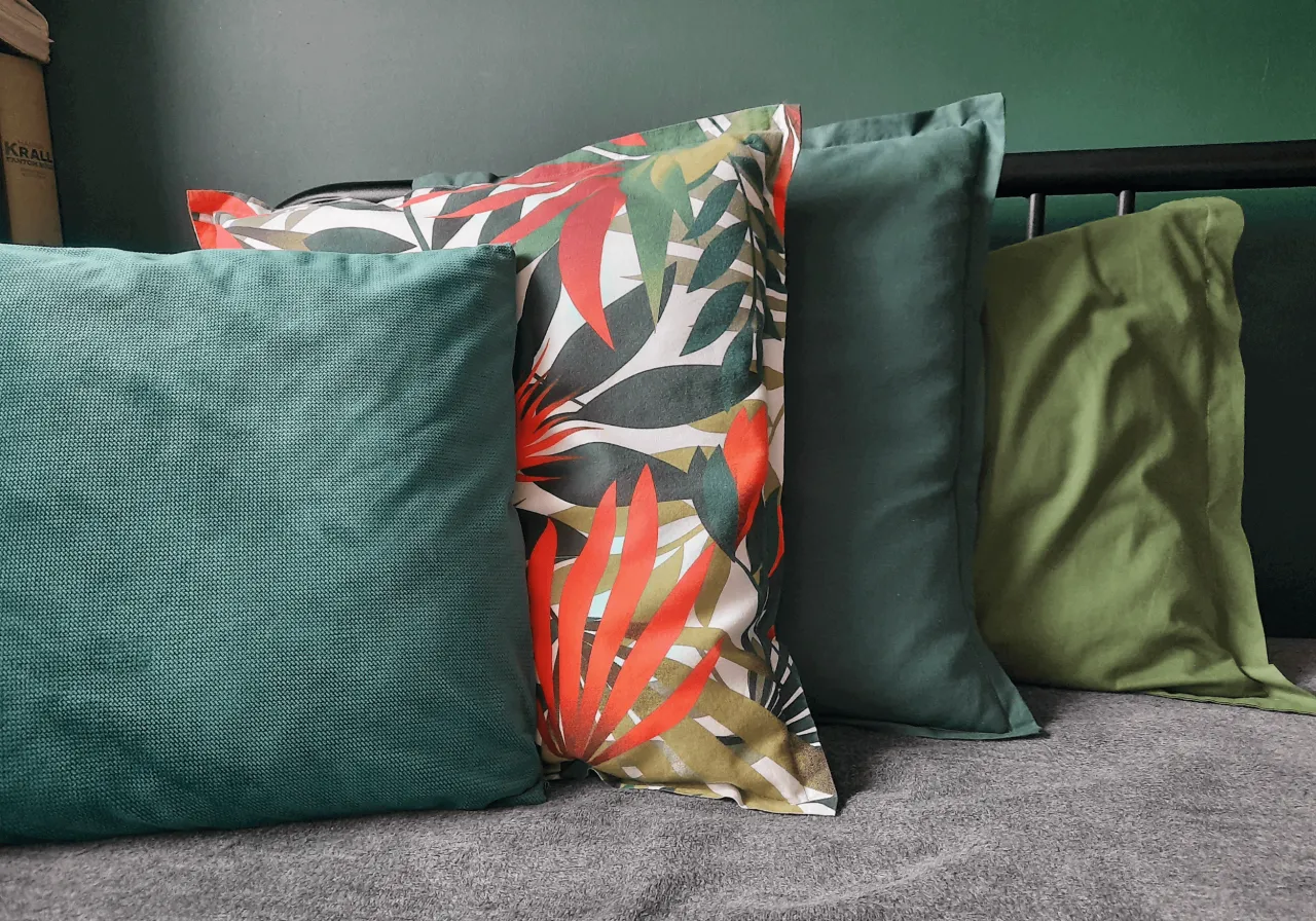 r&oacute;żne materiały i narzędzia do szycia poduszek dekoracyjnych