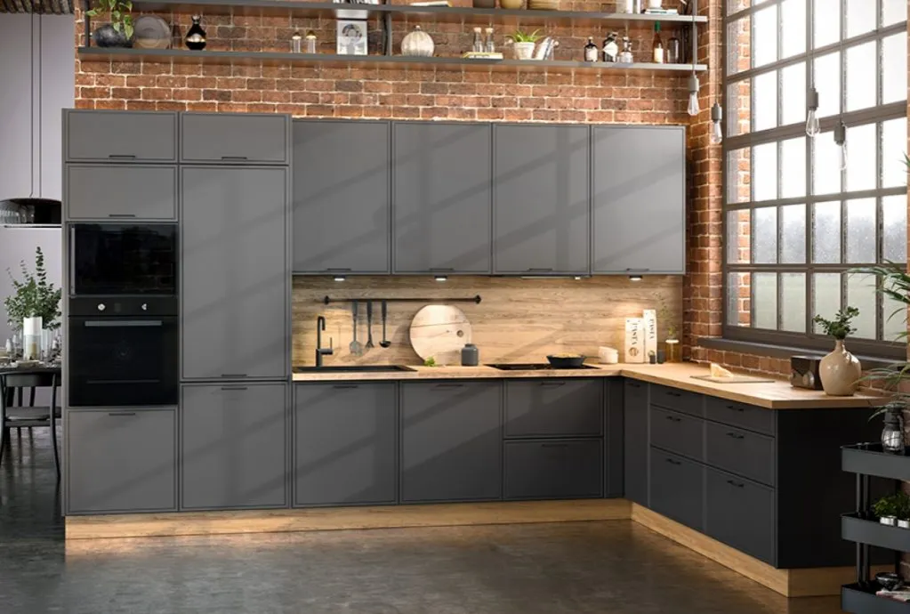 kuchnia z ciemnymi drewnianymi meblami inspiracje