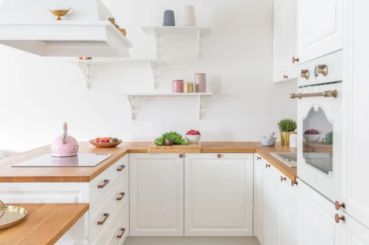 Biała kuchnia z różnymi kolorami AGD inspiracje