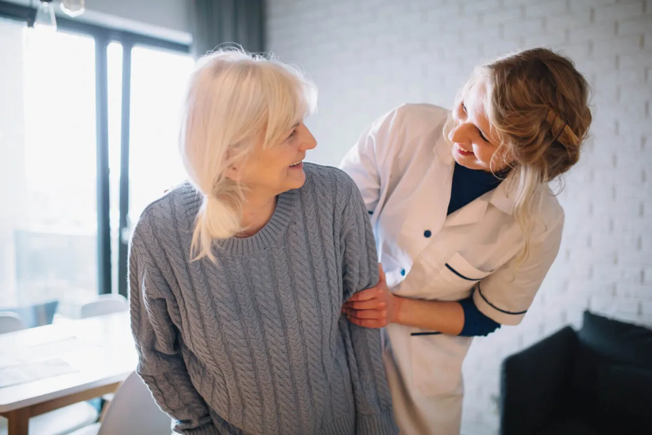 Opiekunka pomaga starszej osobie. Dowiedz się, kto może pobierać zasiłek opiekuńczy na starszą osobę.