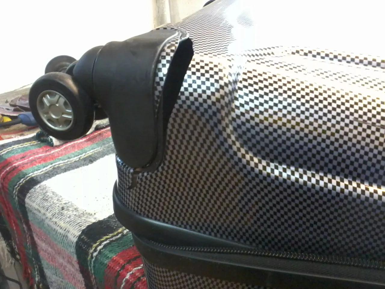 naprawa pękniętej walizki twardej, łatanie walizki materiałowej