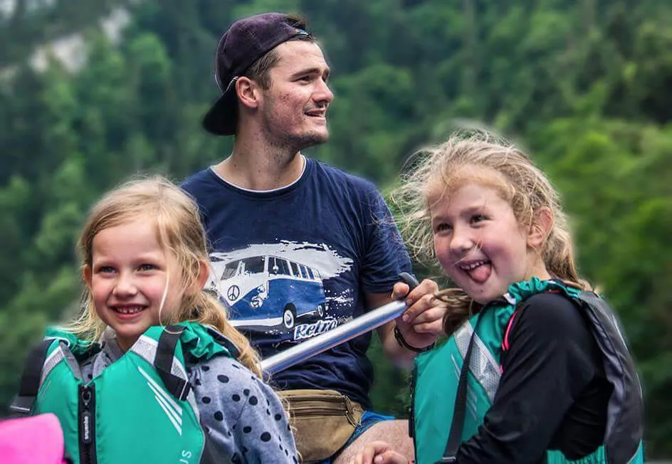 rodzina w kajaku, kajakarz solo, para w kajaku