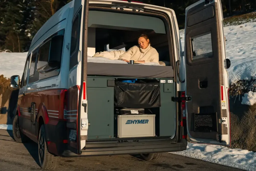 ludzie wynajmujący kampera, bus w trakcie zabudowy
