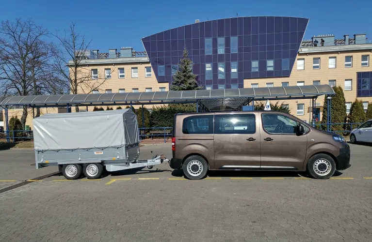 samoch&oacute;d z przyczepą B+E