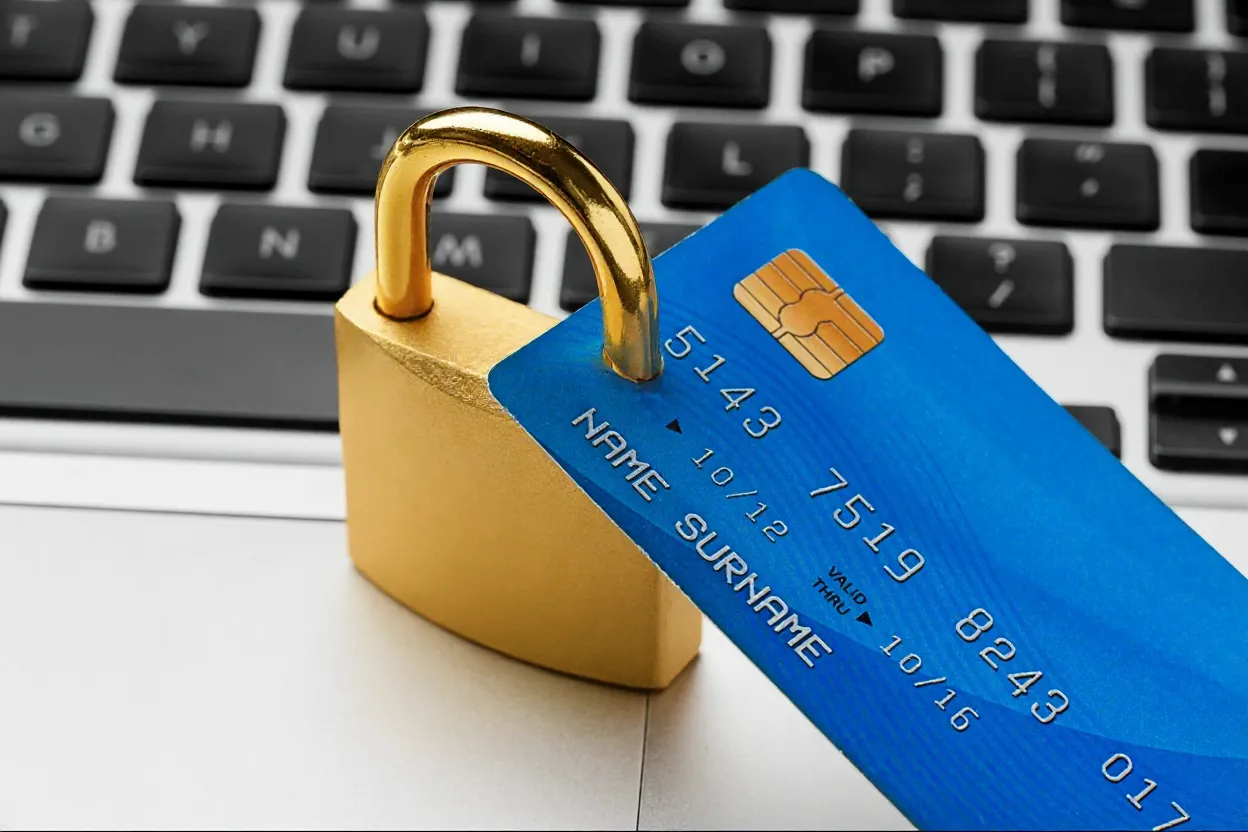 Osoba kupująca złoto u dealera lub online bezpieczne zakupy