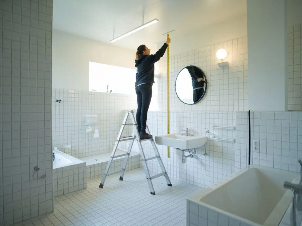 Wysokość lustra w domu, pomiar wysokości lustra, lustro na wysokości wzroku