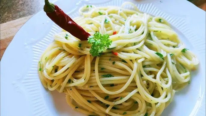 składniki na spaghetti aglio olio oliwa czosnek papryczka