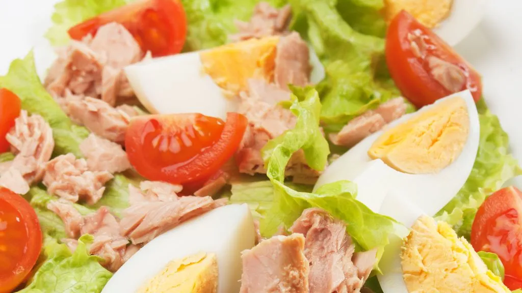 Salade de thon classique avec œufs et mayonnaise