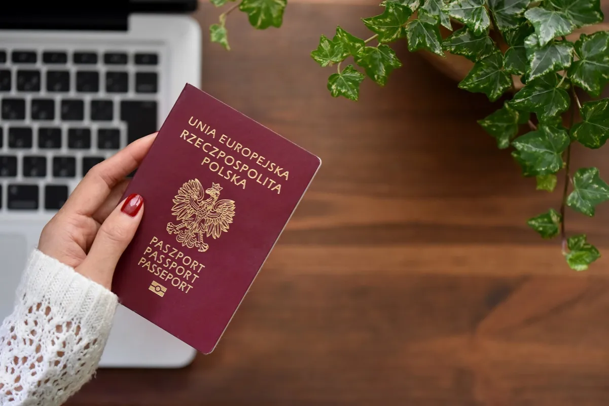 Zdjęcie Ile kosztuje paszport tymczasowy? Sprawdź, by uniknąć wysokich opłat