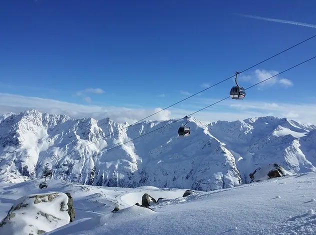Alpy austriackie widok z g&oacute;ry stoki narciarskie