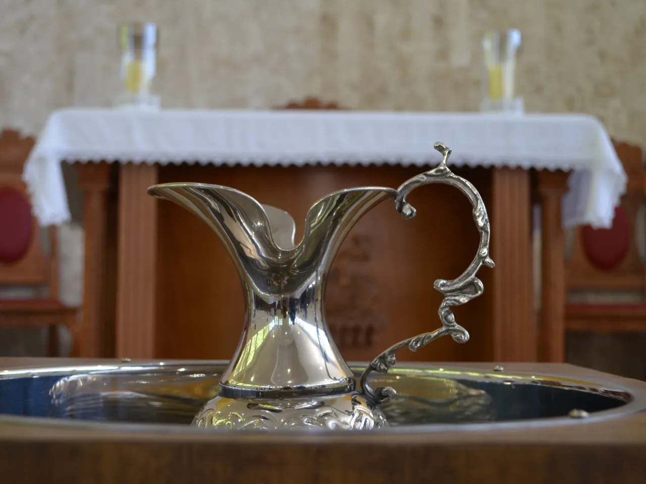 Symbolika chrztu świętego i rola chrzestnych