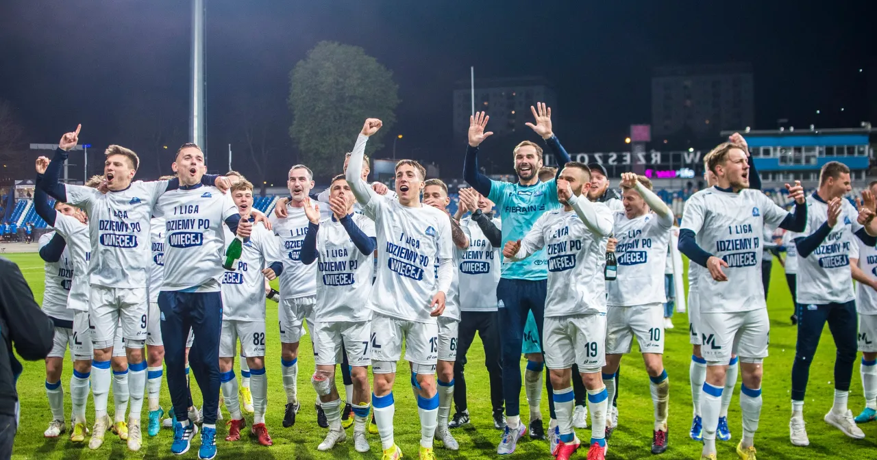 Piłkarze Stali Rzesz&oacute;w świętują awans do Ekstraklasy. Wszyscy mają białe koszulki z napisem 