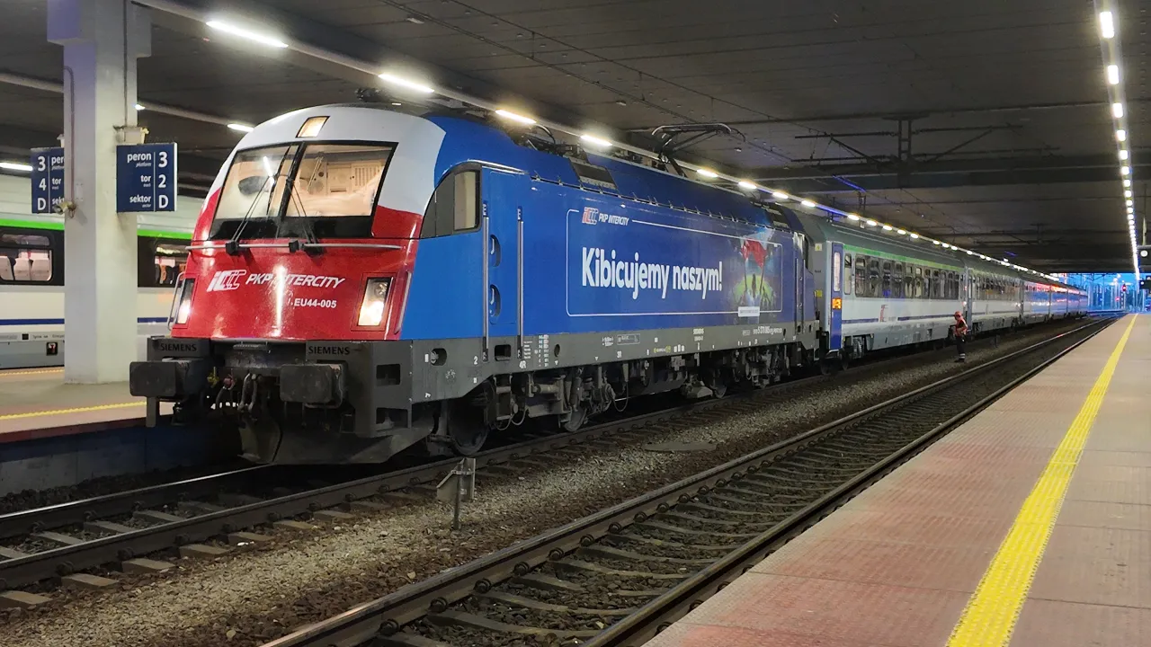 Pociąg PKP Intercity stoi na peronie. Sp&oacute;źniłem się na pociąg, co z biletem?