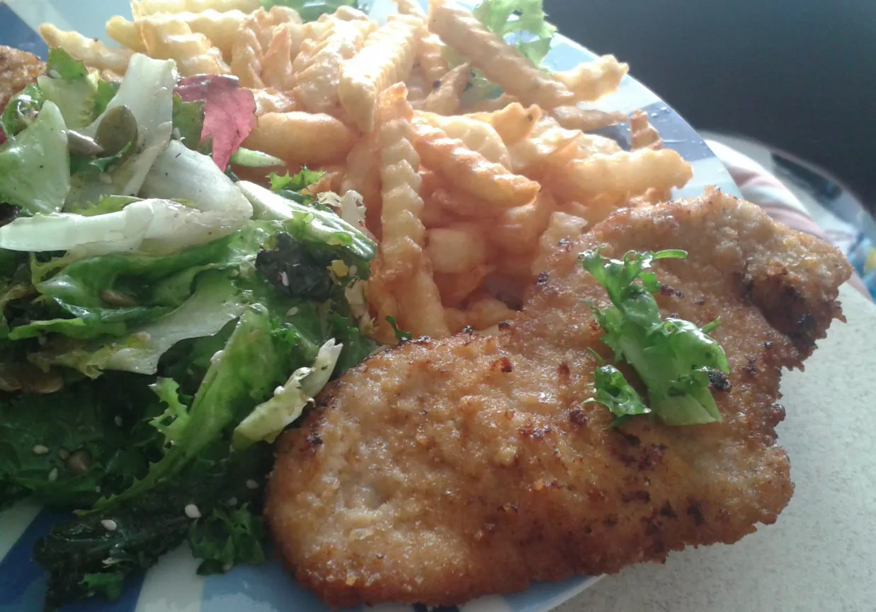 Idealna sur&oacute;wka do schabowego i frytek to świeża sałatka z chrupiącą sałatą, pomidorkami i pestkami.