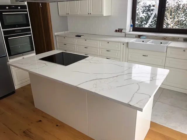 koszt blatu kompozytowego a konglomeratowego