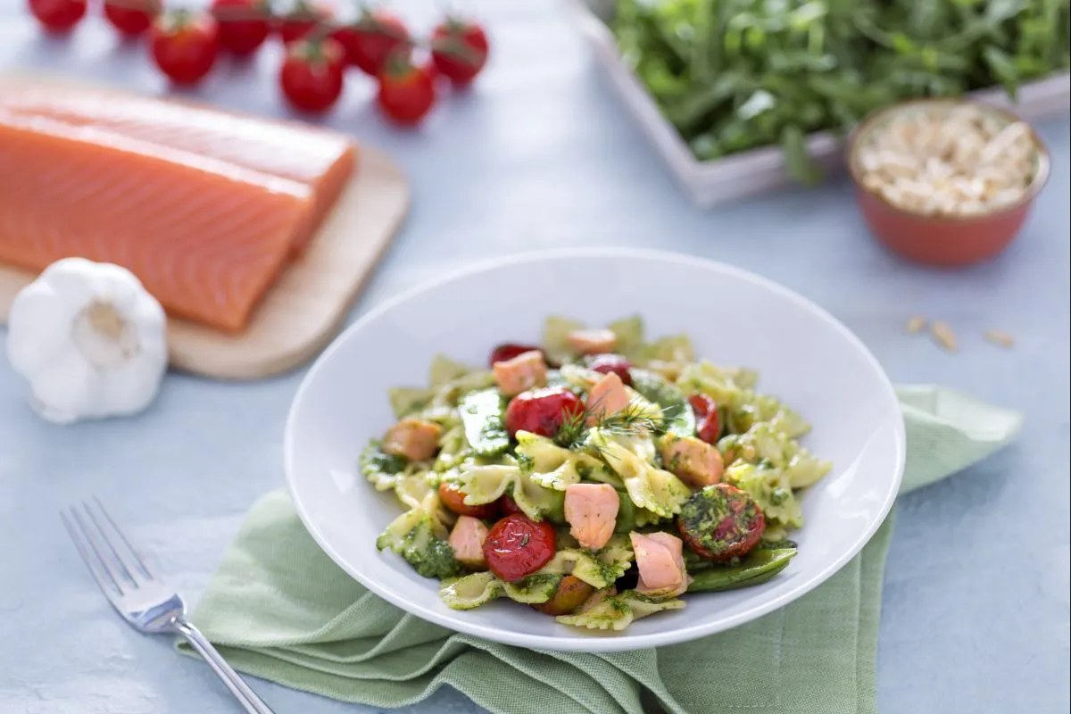 Lachs-Pasta mit Cherrytomaten und Rucola in einer Pfanne