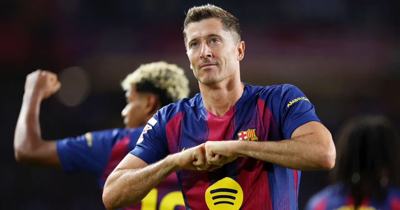 Robert Lewandowski świętuje zwycięstwo Barcelony w Lidze Mistrzów.