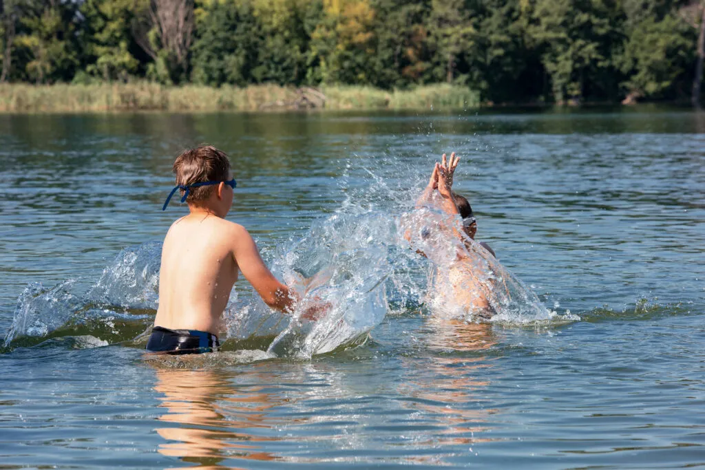 rodzina na wakacjach w Polsce, dzieci bawiące się na plaży, w górach, nad jeziorem