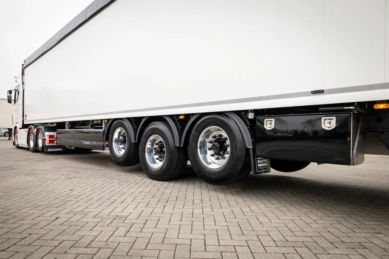 naczepa z podniesioną osią w transporcie