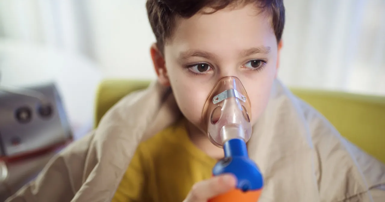 dziecko z gorączką i kaszlem, zaniepokojony rodzic