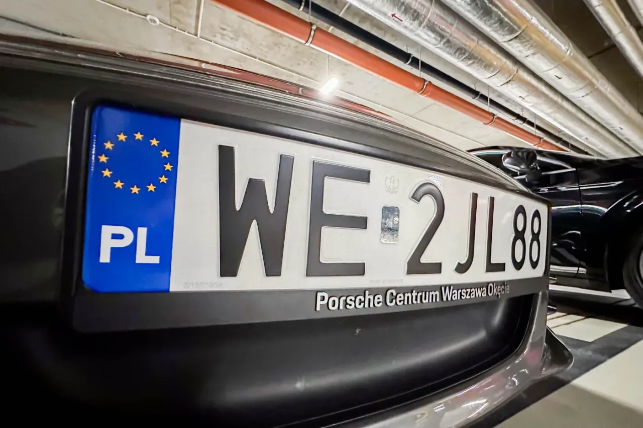 Polskie tablice rejestracyjne WE 2JL 88 na samochodzie. Czy handlarz musi zarejestrować samochód sprowadzony z zagranicy?