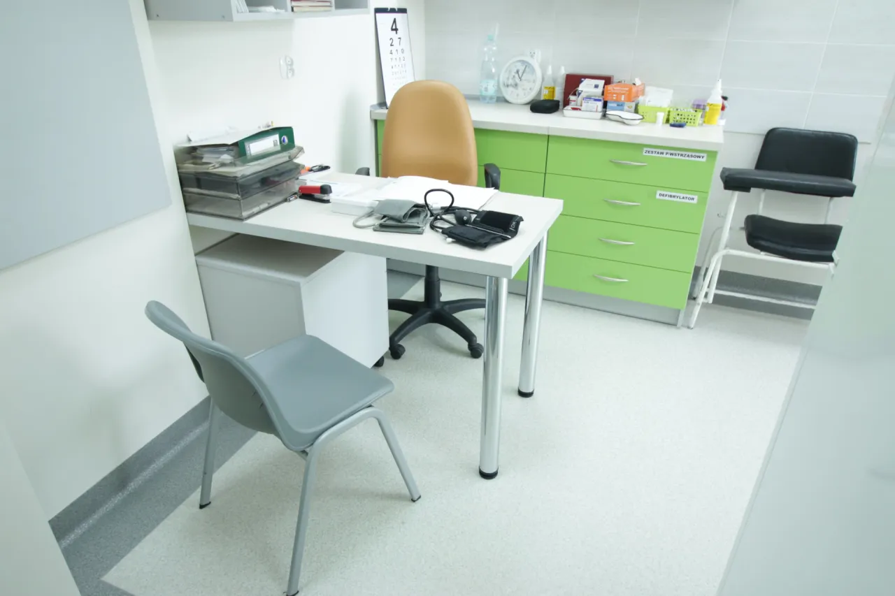 Lekarz medycyny pracy badający kandydata na prawo jazdy