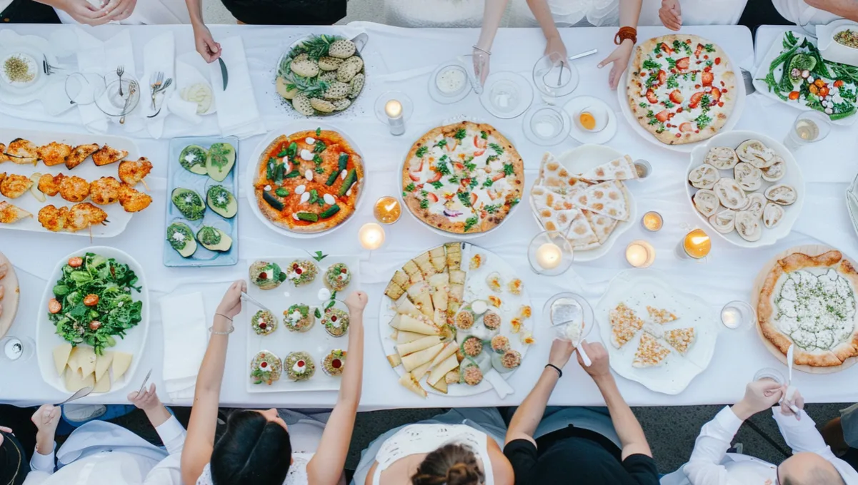 porównanie kosztów cateringu na 30 osób